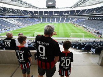 Zum Heimspiel von Eintracht Frankfurt gegen den FC Augsburg dürfen 25.000 Zuschauer ins Stadion. Foto: Arne Dedert/dpa Zum Heimspiel von Eintracht Frankfurt gegen den FC Augsburg dürfen 25.000 Zuschauer ins Stadion. Foto: Arne Dedert/dpa