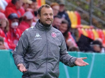 Wäre sich selbst als Verteidiger zu langsam gewesen: Der Mainzer Trainer Bo Svensson. Foto: Werner Schmitt/dpa Wäre sich selbst als Verteidiger zu langsam gewesen: Der Mainzer Trainer Bo Svensson. Foto: Werner Schmitt/dpa