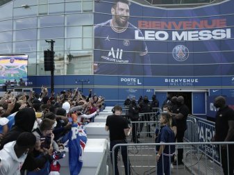 Fans von Paris Saint-Germain stehen vor der Pressekonferenz von Messi vor dem Prinzenpark-Stadion. Foto: Rafael Yaghobzadeh/AP/dpa