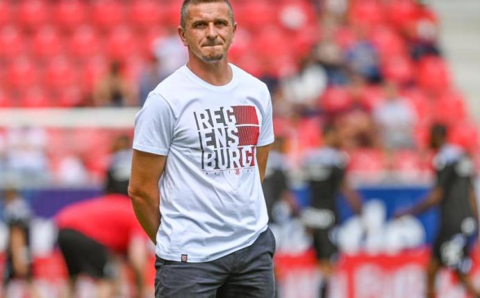 Bremst die Euphorie etwas aus: Regensburg-Trainer Mersad Selimbegovic. Foto: Armin Weigel/dpa