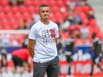 Bremst die Euphorie etwas aus: Regensburg-Trainer Mersad Selimbegovic. Foto: Armin Weigel/dpa Bremst die Euphorie etwas aus: Regensburg-Trainer Mersad Selimbegovic. Foto: Armin Weigel/dpa