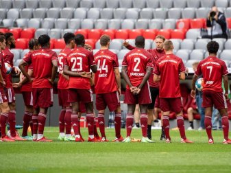 Trainer Julian Nagelsmann (3.v.r.) will mit dem FC Bayern München erfolgreich in die Bundesliga-Saison starten. Foto: Matthias Balk/dpa Trainer Julian Nagelsmann (3.v.r.) will mit dem FC Bayern München erfolgreich in die Bundesliga-Saison starten. Foto: Matthias Balk/dpa