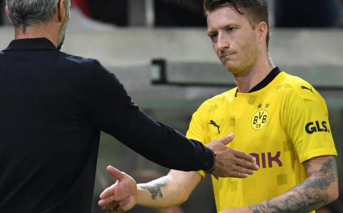 BVB-Cheftrainer Marco Rose (l) kann sich eine Nationalmannschaftsrückkehr von Marco Reus gut vorstellen. Foto: Arne Dedert/dpa