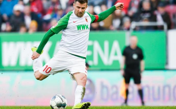 Kehrt zum FC Augsburg zurück: Ex-Kapitän Daniel Baier. Foto: Tom Weller/dpa