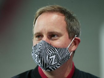 St. Paulis Präsident Oke Göttlich sieht in dem sogenannten 2-G-Modell keinen Impfzwang durch die Hintertür für Fußballfans. Foto: Selim Sudheimer/dpa