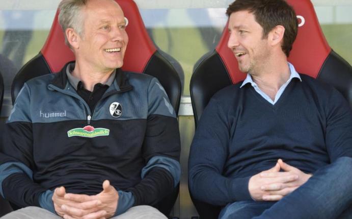 Freiburgs Trainer Christian Streich (l) und Sportvorstand Jochen Saier. Foto: picture alliance / Patrick Seeger/dpa
