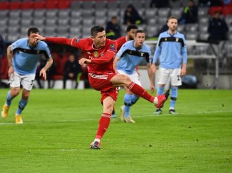 Bayerns Robert Lewandowski trifft per Elfmeter gegen Lazio Rom. Foto: Sven Hoppe/dpa