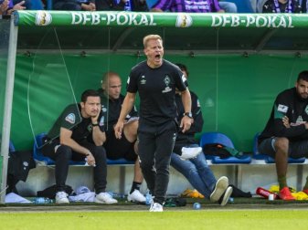 Ist noch nicht glücklich mit seinem Kader: Bremens Trainer Markus Anfang (M). Foto: David Inderlied/dpa Ist noch nicht glücklich mit seinem Kader: Bremens Trainer Markus Anfang (M). Foto: David Inderlied/dpa