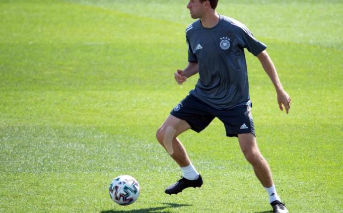 Will weiter für Deutschland spielen: Bayern-Profi Thomas Müller. Foto: Federico Gambarini/dpa
