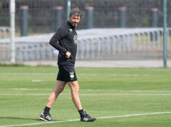 Findet Gefallen an der Selbstironie des VfL: Wolfsburgs Trainer Mark van Bommel. Foto: Julian Stratenschulte/dpa Findet Gefallen an der Selbstironie des VfL: Wolfsburgs Trainer Mark van Bommel. Foto: Julian Stratenschulte/dpa