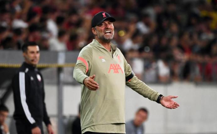 Liverpools Trainer Jürgen Klopp gibt seiner Mannschaft während des Testspiels gegen Hertha BSC Anweisungen. Foto: Sebastian Räppold/Matthias Koch/dpa