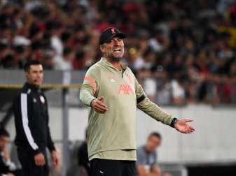 Liverpools Trainer Jürgen Klopp gibt seiner Mannschaft während des Testspiels gegen Hertha BSC Anweisungen. Foto: Sebastian Räppold/Matthias Koch/dpa Liverpools Trainer Jürgen Klopp gibt seiner Mannschaft während des Testspiels gegen Hertha BSC Anweisungen. Foto: Sebastian Räppold/Matthias Koch/dpa