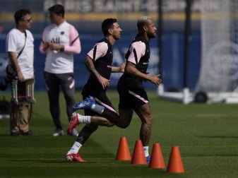 Lionel Messi (M.) und Neymar (r) trainieren im Training von Paris Saint-Germain in Saint-Germain-en-Laye. Foto: Francois Mori/AP/dpa Lionel Messi (M.) und Neymar (r) trainieren im Training von Paris Saint-Germain in Saint-Germain-en-Laye. Foto: Francois Mori/AP/dpa