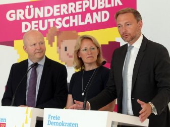 Donata Hopfen im Jahr 2019 bei einem Termin mit FDP-Chef Christian Lindner (r). Foto: Wolfgang Kumm/dpa Donata Hopfen im Jahr 2019 bei einem Termin mit FDP-Chef Christian Lindner (r). Foto: Wolfgang Kumm/dpa