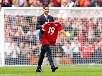 Der Wechsel von Abwehrspieler Raphael Varane von Real Madrid zu Manchester United ist jetzt offiziell. Foto: Martin Rickett/PA Wire/dpa Der Wechsel von Abwehrspieler Raphael Varane von Real Madrid zu Manchester United ist jetzt offiziell. Foto: Martin Rickett/PA Wire/dpa