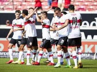 Der VfB Stuttgart feiert das Tor zum zwischenzeitlichen 2:0 gegen Aufsteiger Fürth. Foto: Tom Weller/dpa Der VfB Stuttgart feiert das Tor zum zwischenzeitlichen 2:0 gegen Aufsteiger Fürth. Foto: Tom Weller/dpa