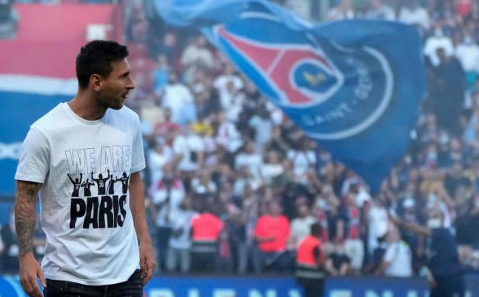 Lionel Messi läuft vor dem Spiel gegen Straßburg über den Platz. Foto: Francois Mori/AP/dpa