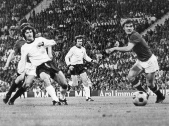 Gerd Müller (l) bei einem Länderspiel im Jahr 1972 gegen die damalige UdSSR. Foto: dpa Gerd Müller (l) bei einem Länderspiel im Jahr 1972 gegen die damalige UdSSR. Foto: dpa