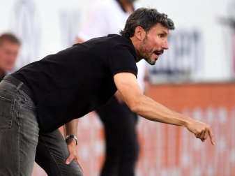 Mark van Bommel feierte seinen ersten Sieg als Bundesliga-Trainer. Foto: Swen Pförtner/dpa