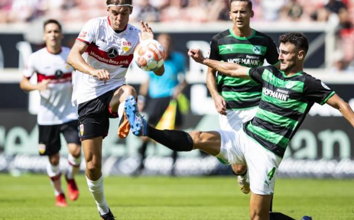 Drei Torvorlagen hat Borna Sosa (l) beim 5:1 des VfB Stuttgart gegen Greuther Fürth gegeben. Foto: Tom Weller/dpa