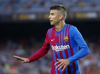 Die vier Kapitäne des FC Barcelona um Gerard Piqué verzichten zukünftig auf Gehalt. Foto: Joan Monfort/AP/dpa Die vier Kapitäne des FC Barcelona um Gerard Piqué verzichten zukünftig auf Gehalt. Foto: Joan Monfort/AP/dpa