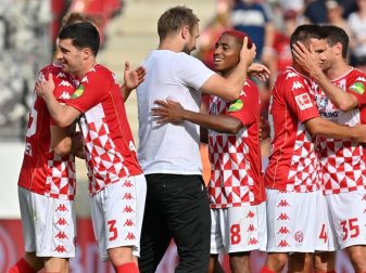 Trainer Bo Svensson (M) und seine Mainzer feierten einen überraschenden Sieg gegen Leipzig. Foto: Torsten Silz/dpa Trainer Bo Svensson (M) und seine Mainzer feierten einen überraschenden Sieg gegen Leipzig. Foto: Torsten Silz/dpa