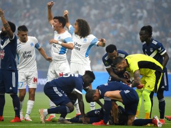 Bordeauxs Samuel Kalu bricht zusammen Bordeauxs Samuel Kalu bricht zusammen