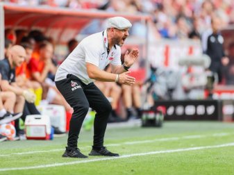 Kölns Trainer Steffen Baumgart treibt seine Mannschaft während des Spiels an. Foto: Rolf Vennenbernd/dpa Kölns Trainer Steffen Baumgart treibt seine Mannschaft während des Spiels an. Foto: Rolf Vennenbernd/dpa