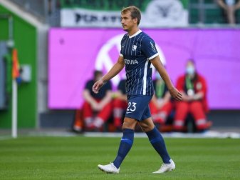 Bochums Robert Tesche geht nach dem Platzverweis vom Spielfeld. Foto: Swen Pförtner/dpa