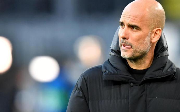 City-Trainer Josep "Pep" Guardiola würdigt die verstorbene Bayern-Legende Gerd Müller. Foto: Martin Meissner/AP-Pool/dpa