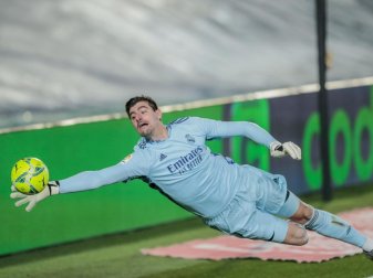 Thibaut Courtois, Torhüter von Real Madrid, hält einen Ball. Foto: Bernat Armangue/AP/dpa Thibaut Courtois, Torhüter von Real Madrid, hält einen Ball. Foto: Bernat Armangue/AP/dpa