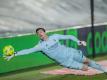 Thibaut Courtois, Torhüter von Real Madrid, hält einen Ball. Foto: Bernat Armangue/AP/dpa