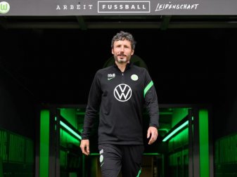 Wolfsburg-Trainer Mark van Bommel hat da was verwechselt. Foto: Swen Pförtner/dpa Wolfsburg-Trainer Mark van Bommel hat da was verwechselt. Foto: Swen Pförtner/dpa