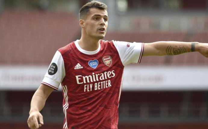 Bleibt noch länger beim FC Arsenal: Mittelfeldstratege Granit Xhaka gibt Anweisungen. Foto: Rui Vieira/Pool AP/dpa