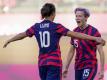 Carli Lloyd umarmt die US-Teamkollegin Megan Rapinoe. Lloyd beendet ihre Karriere. Foto: Andre Penner/AP/dpa