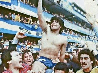 1981: Diego Maradona auf den Schultern der Fans 1981: Diego Maradona auf den Schultern der Fans