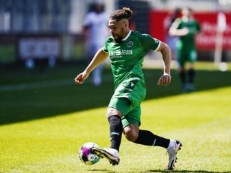 Hannovers Simon Falette spielt den Ball. Foto: Uwe Anspach/dpa Hannovers Simon Falette spielt den Ball. Foto: Uwe Anspach/dpa