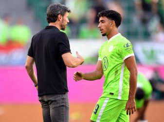 Wolfsburgs Trainer Mark van Bommel klatscht nach der Pokalpartie gegen Preußen Münster mit Omar Marmoush ab. Foto: Swen Pförtner/dpa Wolfsburgs Trainer Mark van Bommel klatscht nach der Pokalpartie gegen Preußen Münster mit Omar Marmoush ab. Foto: Swen Pförtner/dpa