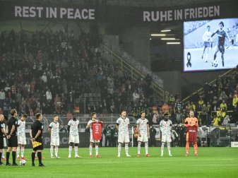 Gedenkminute an Gerd Müller vor dem Supercup