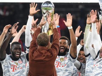 Julian Nagelsmann (M.) feiert mit den Spielern des FC Bayern München den Supercup-Gewinn. Foto: Bernd Thissen/dpa Julian Nagelsmann (M.) feiert mit den Spielern des FC Bayern München den Supercup-Gewinn. Foto: Bernd Thissen/dpa