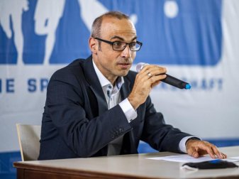 Ulf Baranowsky, Geschäftsführer der Spielergewerkschaft VDV, spricht während einer Pressekonferenz zu den Journalisten. Foto: David Inderlied/dpa Ulf Baranowsky, Geschäftsführer der Spielergewerkschaft VDV, spricht während einer Pressekonferenz zu den Journalisten. Foto: David Inderlied/dpa