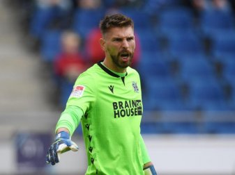Hannovers Torwart Ron-Robert Zieler hat sich mit 96-Boss Martin Kind versöhnt. Foto: Daniel Reinhardt/dpa Hannovers Torwart Ron-Robert Zieler hat sich mit 96-Boss Martin Kind versöhnt. Foto: Daniel Reinhardt/dpa