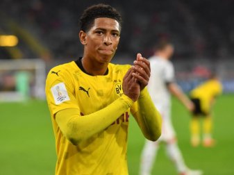 Verschenkte sein Trikot nach dem Supercup: BVB-Profi Jude Bellingham. Foto: Bernd Thissen/dpa Verschenkte sein Trikot nach dem Supercup: BVB-Profi Jude Bellingham. Foto: Bernd Thissen/dpa