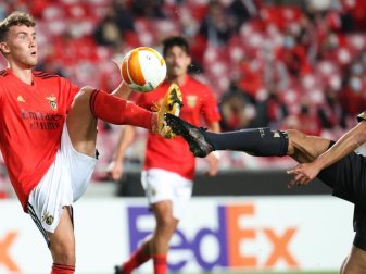 Benficas Luca Waldschmidt (l) und Standards Mehdi Carcela gehen mit gestrecktem Bein zum Ball. Foto: Virginie Lefour/BELGA/dpa Benficas Luca Waldschmidt (l) und Standards Mehdi Carcela gehen mit gestrecktem Bein zum Ball. Foto: Virginie Lefour/BELGA/dpa