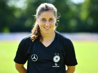 Torhüterin Lisa Weiß, aufgenommen 2017 bei einem Fototermin. Foto: picture alliance / Uwe Anspach/dpa Torhüterin Lisa Weiß, aufgenommen 2017 bei einem Fototermin. Foto: picture alliance / Uwe Anspach/dpa