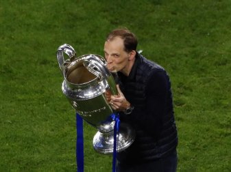 Chelseas Trainer Thomas Tuchel küsst die Trophäe nach dem Sieg im Champions-League-Finale. Foto: Susana Vera/Pool Reuters via AP/dpa Chelseas Trainer Thomas Tuchel küsst die Trophäe nach dem Sieg im Champions-League-Finale. Foto: Susana Vera/Pool Reuters via AP/dpa