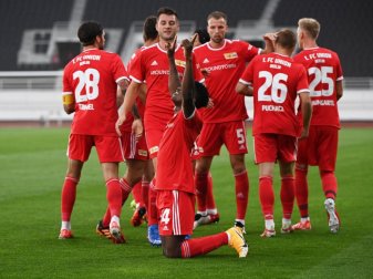 Unions Spieler feiern gemeinsam, nachdem Taiwo Awoniyi (vorne) zur 1:0-Führung getroffen hat. Foto: Matthias Koch/dpa Unions Spieler feiern gemeinsam, nachdem Taiwo Awoniyi (vorne) zur 1:0-Führung getroffen hat. Foto: Matthias Koch/dpa