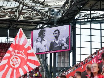 Blick in das Kölner Stadion bei einer Gedenkminute für Gerd Müller. Foto: Rolf Vennenbernd/dpa Blick in das Kölner Stadion bei einer Gedenkminute für Gerd Müller. Foto: Rolf Vennenbernd/dpa