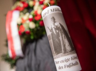 «Gerd Müller. Der ewige König des Fußballs», steht auf einer Kerze im Stadtsaal Klösterle in Nördlingen. Foto: Stefan Puchner/dpa