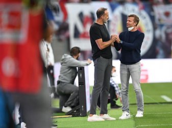 Stuttgarts Trainer Pellegrino Matarazzo (l) und Leipzigs Coach Jesse Marsch kennen sich noch aus US-Zeiten. Foto: Hendrik Schmidt/dpa